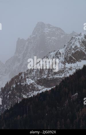 Das Dorf soglio, mit den schweizer alpen im Hintergrund, während eines Wintertages - märz 2022. Stockfoto