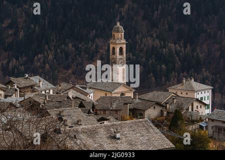 Das Dorf soglio, mit den schweizer alpen im Hintergrund, während eines Wintertages - märz 2022. Stockfoto