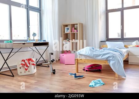 Chaotisch Haus oder Kinderzimmer mit verstreuten Sachen Stockfoto