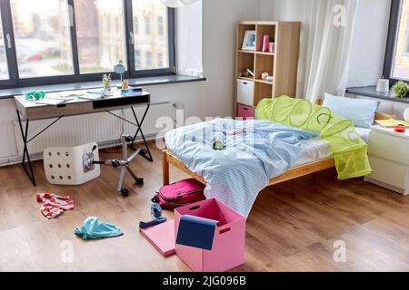 Chaotisch Haus oder Kinderzimmer mit verstreuten Sachen Stockfoto