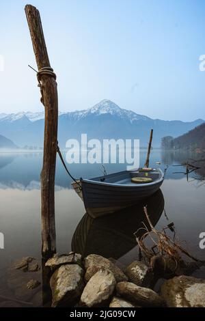 Der Monte legnone blickt auf das sumpfige Gebiet des Naturparks Pian di Spagna, in der Nähe der Stadt Dascio, Valtellina - März 2022. Stockfoto