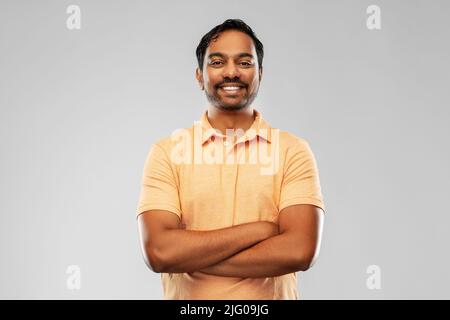 Porträt eines glücklich lächelnden jungen indischen Mannes Stockfoto