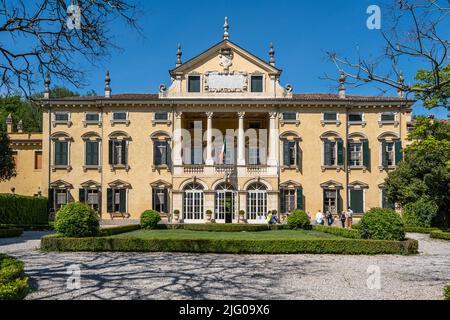 Valleggio sul Mincio, Italien, Apr. 2022 - die herrliche Villa Sigurtà aus dem 17.. Jahrhundert ist heute eine private Residenz für Hochzeiten und Tagungen Stockfoto