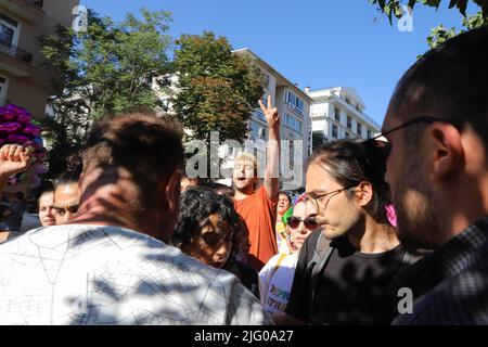 Ankara, Türkei. 05.. Juli 2022. Demonstranten singen Parolen während der Pride-Kundgebung, obwohl sie verboten wurden. Polizeibeamte greifen unter Demonstranten ein, die sich zu den Feierlichkeiten der Pride Week in Ankara versammelt hatten. Die LGBTI-Demonstranten wollten sich im Ku?ulu Park in Ankara versammeln und marschieren, wurden aber von der Polizei verboten. Die Demonstranten wurden gewalttätig und die Polizei verhaftete viele von ihnen. Kredit: SOPA Images Limited/Alamy Live Nachrichten Stockfoto