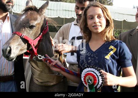 Datei Foto - Jordaniens Prinzessin Iman Bint Abdullah, 12-jährige Tochter von König Abdullah II. Und Königin Rania, sah mit ihrem Pferd Saqir ein arabisches Stutfohlen, als sie am 18. Oktober 2008 bei der Middle East Championships in den Royal Stables in Amman, Jordanien, den zweiten Preis gewann. - Prinzessin Iman wird mit Jameel Alexander Thermiotis verlobt, wie das Haschemitische Königsgericht am 5. Juli 2022 angekündigt hat. Foto von Balkis Press/ABACAPRESS.COM Stockfoto