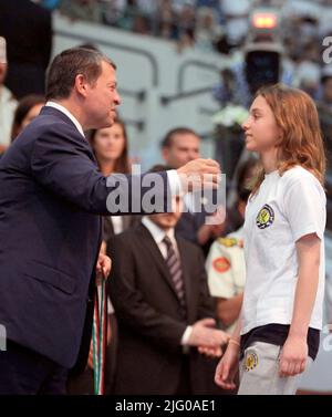 Datei Foto - Jordaniens König Abdullah verleiht seiner ältesten Tochter Prinzessin Iman, die am 26. Mai 2010 in der Al Hussein Sport City in Amman, Jordanien, an der Preisverleihung des „King Abdullah II Prize for Physical Fitness“ teilnimmt. - Prinzessin Iman wird mit Jameel Alexander Thermiotis verlobt, wie das Haschemitische Königsgericht am 5. Juli 2022 angekündigt hat. Foto von Balkis Press/ABACAPRESS.COM Stockfoto