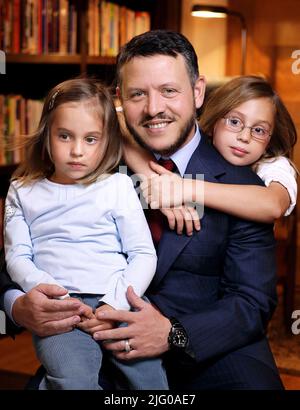 Datei Foto - Undatiertes Foto des Königs und seiner Töchter Prinzessin Iman (R) und Prinzessin Salma (L), als Jordaniens König Abdullah II. Am 30. Januar 2008 seinen 46.. Geburtstag feierte. - Prinzessin Iman wird mit Jameel Alexander Thermiotis verlobt, wie das Haschemitische Königsgericht am 5. Juli 2022 angekündigt hat. Foto von Balkis Press/ABACAPRESS.COM Stockfoto