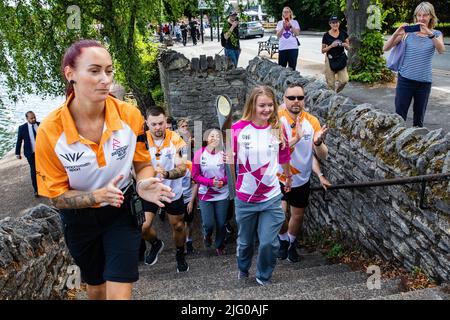 Windsor und Eton, Großbritannien. 6.. Juli 2022. Batonträger Jemma Wood trägt das Baton der Königin entlang der Themse während des Baton-Staffs der Königin. Das Queen's Baton befindet sich derzeit auf einer 25-tägigen Tour durch die englischen Regionen auf dem Weg zu den Commonwealth Games. Kredit: Mark Kerrison/Alamy Live Nachrichten Stockfoto