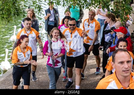 Windsor und Eton, Großbritannien. 6.. Juli 2022. Batonträger Jemma Wood trägt das Baton der Königin entlang der Themse während des Baton-Staffs der Königin. Das Queen's Baton befindet sich derzeit auf einer 25-tägigen Tour durch die englischen Regionen auf dem Weg zu den Commonwealth Games. Kredit: Mark Kerrison/Alamy Live Nachrichten Stockfoto