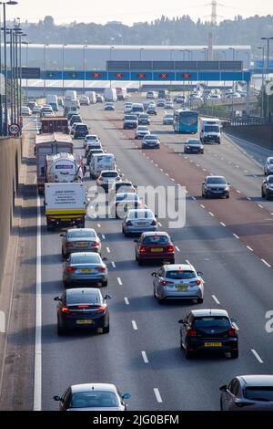 Ein vielbeschäftigter Aston Expressway, die Hauptstraße nach Birmingham von der Autobahn M6 während des 2. Tages des nationalen Eisenbahnstreiks Stockfoto