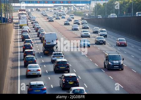 Ein vielbeschäftigter Aston Expressway, die Hauptstraße nach Birmingham von der Autobahn M6 während des 2. Tages des nationalen Eisenbahnstreiks Stockfoto