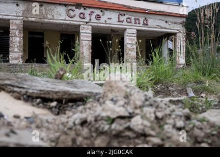 Altenahr, Deutschland. 06.. Juli 2022. Das Cafe lang in Altenahr, während der Flut völlig zerstört. Am 14. Juli jährt sich die Katastrophe zum ersten Mal. Quelle: Boris Roessler/dpa/Alamy Live News Stockfoto