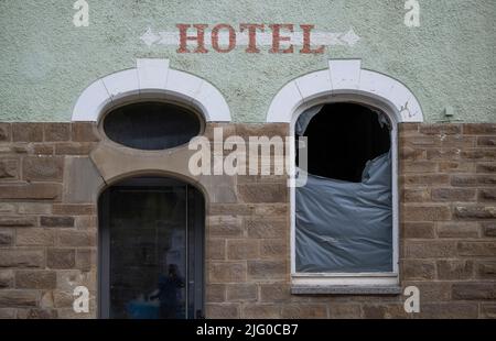 Altenahr, Deutschland. 06.. Juli 2022. Noch unbewohnbar ist dieses Hotel in Altenahr. Fast ein Jahr nach der Flutkatastrophe ist auch der Tourismus in der Region zurück. Am 14. Juli jährt sich die Katastrophe zum ersten Mal. Quelle: Boris Roessler/dpa/Alamy Live News Stockfoto