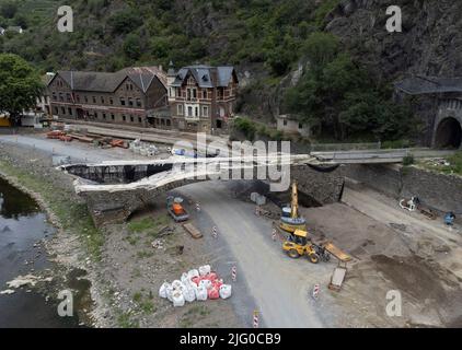 Altenahr, Deutschland. 06.. Juli 2022. Bauunternehmen arbeiten mit Baggern am zerstörten Ahrbrücle in Altenahr. Am 14. Juli jährt sich die Katastrophe zum ersten Mal. Quelle: Boris Roessler/dpa/Alamy Live News Stockfoto