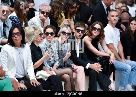 Frankreich. 05.. Juli 2022. Marion Cotillard (2. v.l.) nimmt an der Chanel Herbst Winter 2022-2023 Haute Couture Fashion Show Teil, die am 5. Juli 2022 in Paris, Frankreich, stattfand. (Foto von Jonas Gustavsson/Sipa USA) Quelle: SIPA USA/Alamy Live News Stockfoto