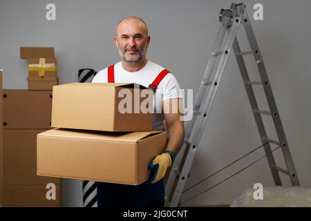 Mann im mittleren Alter in uniformem Karton, Porträt Stockfoto