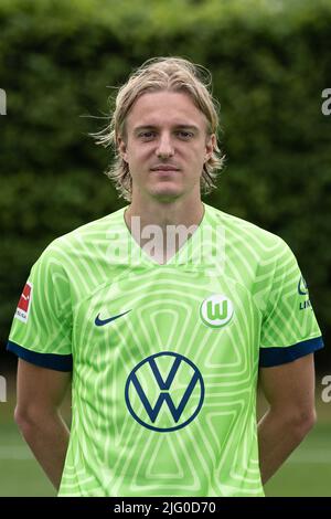 Wolfsburg, Deutschland. 06.. Juli 2022. Fußball: Bundesliga, Fotosession für die Saison 2022/23, VfL Wolfsburg, Sebastiaan Bornauw. Quelle: Swen Pförtner/dpa/Alamy Live News Stockfoto