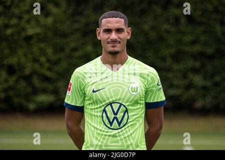 Wolfsburg, Deutschland. 06.. Juli 2022. Fußball: Bundesliga, Fotosession für die Saison 2022/23, VfL Wolfsburg, Maxence Lacroix. Quelle: Swen Pförtner/dpa/Alamy Live News Stockfoto