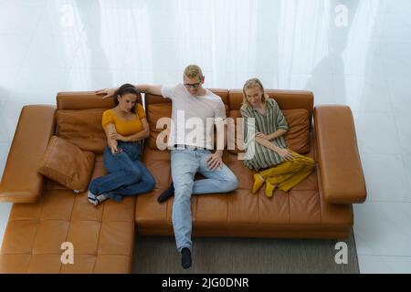 Blick von oben auf die kaukasische glückliche Familie sitzen und Fernsehen im Wohnzimmer zu Hause und verbrachte gute Zeit zusammen für Aktivitäten im Urlaub Tag Stockfoto