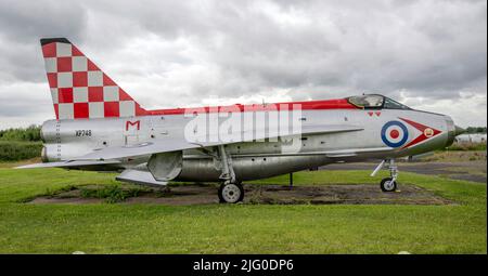 RAF English Electric Lightning XP748 (wirklich ZF583) im Solway Aviation Museum Stockfoto