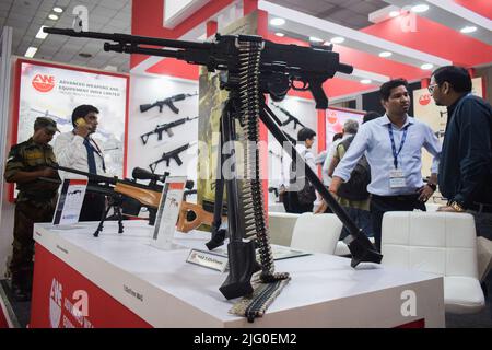 Neu-Delhi, Indien. 06.. Juli 2022. Die Besucher konnten sich auf der International Police Expo 2022 in Neu Delhi die Waffen ansehen. (Foto: Kabir Jhangiani/Pacific Press) Quelle: Pacific Press Media Production Corp./Alamy Live News Stockfoto