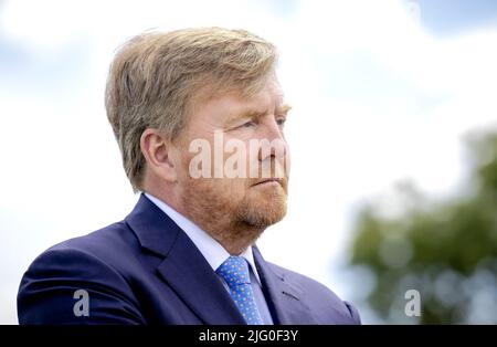 WAGENINGEN - Niederlande, 2022-07-06 14:38:09 WAGENINGEN - König Willem-Alexander wird vom Niederländischen Institut für Ökologie (NIOO-KNAW) gezeigt. Hier wird untersucht, wie Lebewesen an Land und im Süßwasser miteinander und mit ihrer Umwelt interagieren. ANP ROBIN VAN LONKHUIJSEN netherlands Out - belgium Out Credit: ANP/Alamy Live News Stockfoto