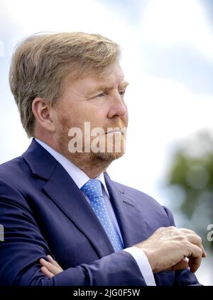 WAGENINGEN - Niederlande, 2022-07-06 14:38:06 WAGENINGEN - König Willem-Alexander wird vom Niederländischen Institut für Ökologie (NIOO-KNAW) gezeigt. Hier wird untersucht, wie Lebewesen an Land und im Süßwasser miteinander und mit ihrer Umwelt interagieren. ANP ROBIN VAN LONKHUIJSEN netherlands Out - belgium Out Credit: ANP/Alamy Live News Stockfoto