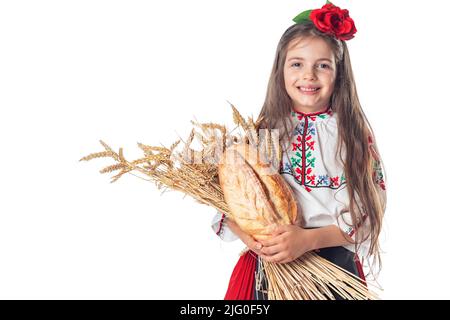 Porträt einer schönen Frau in traditionellen bulgarischen Folklore-Kleid mit hausgemachtem Brot und goldenem Weizen Stockfoto