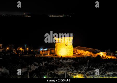 El Campello Spanien Turm torre Touristenattraktion beleuchtet in der Nacht mit Lichtern von Benidorm funkeln im Hintergrund Stockfoto