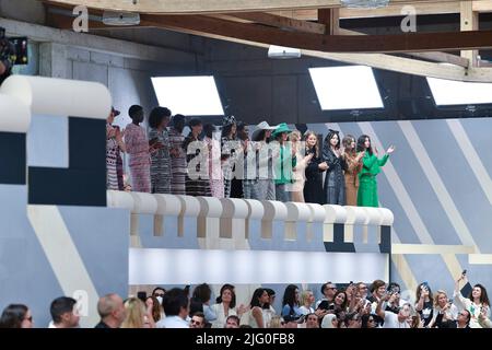 Modellspaziergänge auf der Piste während der Chanel Herbst Winter 2022-2023 Haute Couture Fashion Show, die am 5. Juli 2022 in Paris, Frankreich, stattfand. (Foto von Jonas Gustavsson/Sipa USA) Stockfoto