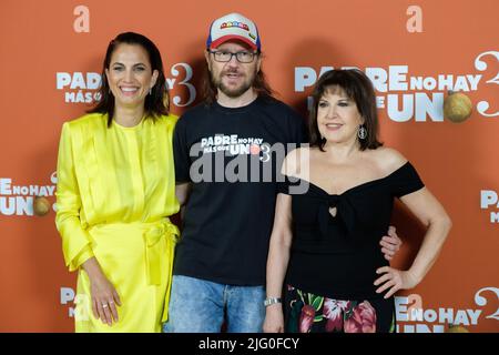 Madrid, Spanien. 06.. Juli 2022. Toni Acosta (L), Regisseur Santiago Segura (C) und Schauspielerin Loles Leon (R) nehmen an der Fotocollagen „Padre No Hay Mas Que Uno 3“ im Santo Domingo Hotel in Madrid Teil. Kredit: SOPA Images Limited/Alamy Live Nachrichten Stockfoto
