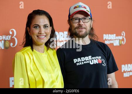 Madrid, Spanien. 06.. Juli 2022. (L-R) Toni Acosta und Santiago Segura nehmen am Fotocall „Padre No Hay Mas Que Uno 3“ im Santo Domingo Hotel in Madrid Teil. Kredit: SOPA Images Limited/Alamy Live Nachrichten Stockfoto