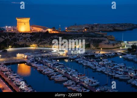 El Campello Alicante Spanien Abendlicht turmbeleuchtete Boote in der Marina Stockfoto