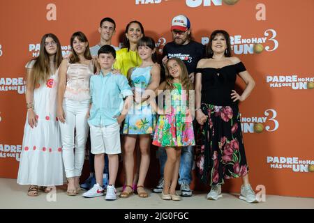 Madrid, Spanien. 06.. Juli 2022. (L-R) Calma Segura, Martina D'Antiochia, Diego Arroba, Carlos Gonzalez, Juana Acosta, Luna Fulgencio, Sirena Segura, Santiago Segura und Loles Leon nehmen an der Fotocolore „Padre No Hay Mas Que Uno 3“ im Santo Domingo Hotel in Madrid Teil. Kredit: SOPA Images Limited/Alamy Live Nachrichten Stockfoto