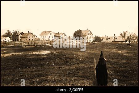 Ein frühes Foto von Gallows Hill, Salem, USA, mit einer Frau in Hexenkleidung im Vordergrund. Der Galgenhügel war lange Zeit der Ort der Hinrichtung von Hexen während der Hexenprozesshysterie in Salem, aber das Galgenhügelprojekt bestätigte die Überzeugung, dass Proctor’s Ledge, ein kleiner Hügel zwischen Proctor Street und Pope Street in Salem, der eigentliche Ort war, im Januar 2016. Die Hexenprozesse in Salem (Anhörungen und Strafverfolgungen von Personen, die der Hexerei beschuldigt werden) fanden zwischen Februar 1692 und Mai 1693 statt. Mehr als zweihundert Personen wurden angeklagt. 30 wurden für schuldig befunden. Stockfoto