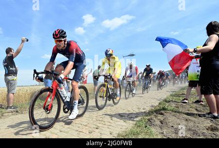 Hennegau, Frankreich, 06. Juli 2022. Der Niederländer Dylan van Baarle von Ineos Grenadiers und der Belgier Wout Van Aert vom Team Jumbo-Visma wurden während der fünften Etappe des Radrennens der Tour de France, einem 155 km langen Rennen von Lille Metropole nach Arenberg porte du Hainaut, Frankreich, am Mittwoch, den 06. Juli 2022 in Aktion gezeigt. Die diesjährige Tour de France findet vom 01. Bis 24. Juli 2022 statt. BELGA FOTO DAVID STOCKMAN - UK OUT Stockfoto