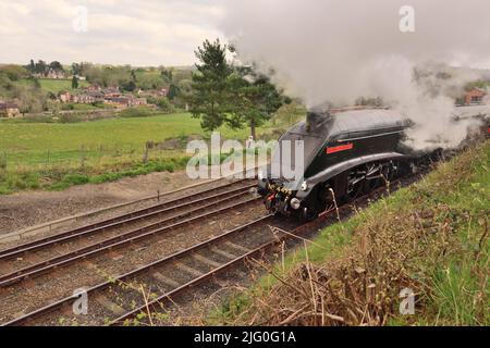 Neu überholter LNER Class A4 Pacific No 4498 Sir Nigel Gresley auf der Frühjahrsgala 2022 der Severn Valley Railway, in temporärer schwarzer Lackierung. Stockfoto