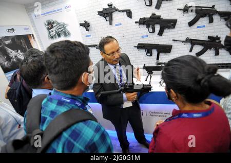 Neu Delhi, Neu Delhi, Indien. 6.. Juli 2022. Besucher und Polizeibeamte auf der Nexgen Exhibitions Asia's groesster „INTERNATIONAL POLICE EXPO 2022“ präsentierten neueste Innovationen in den Bereichen Mob Controlling, Anti-Drone Gun, Narco Drug Test, Advanced Firearms, Mobile Forensic Technology, Cyber Security, gepanzertes Fahrzeug und vieles mehr, die vor über 3000 Polizei- und Verteidigern vorgeführt werden können. Kredit: ZUMA Press, Inc./Alamy Live Nachrichten Stockfoto