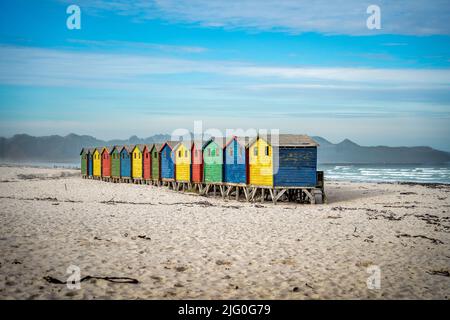 Schöne bunte Häuser am Muizenberg Beach, Kapstadt, Südafrika Stockfoto