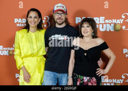 Madrid, Spanien. 06.. Juli 2022. Toni Acosta (L), Regisseur Santiago Segura (C) und Schauspielerin Loles Leon (R) nehmen an der Fotocollagen „Padre No Hay Mas Que Uno 3“ im Santo Domingo Hotel in Madrid Teil. (Foto: Atilano Garcia/SOPA Images/Sipa USA) Quelle: SIPA USA/Alamy Live News Stockfoto