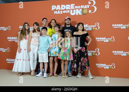 Madrid, Spanien. 06.. Juli 2022. (L-R) Calma Segura, Martina D'Antiochia, Diego Arroba, Carlos Gonzalez, Juana Acosta, Luna Fulgencio, Sirena Segura, Santiago Segura und Loles Leon nehmen an der Fotocolore „Padre No Hay Mas Que Uno 3“ im Santo Domingo Hotel in Madrid Teil. (Foto: Atilano Garcia/SOPA Images/Sipa USA) Quelle: SIPA USA/Alamy Live News Stockfoto