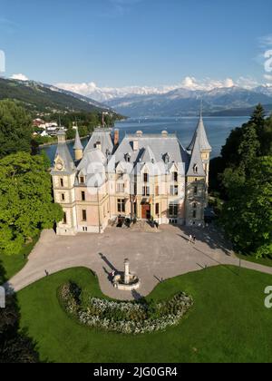 Eine vertikale Aufnahme eines Schlosses Schadau in der Nähe des Thunersees in der Schweiz Stockfoto