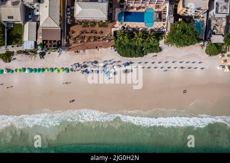 Draufsicht auf den Strand in Bombinhas, Brasilien Stockfoto