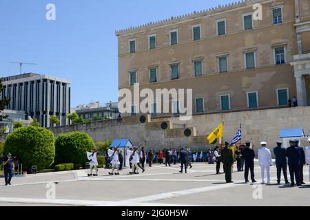 Athen, Griechenland - 23. Mai 2022: Menschen vor dem parlament von Athen zu Griechenland Stockfoto