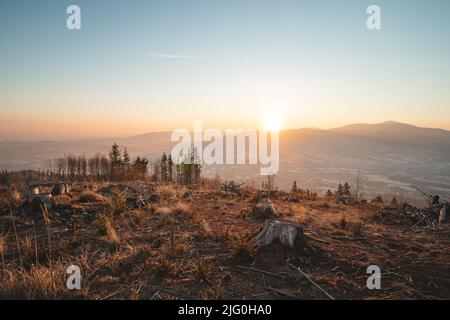 Märchenhafter Sonnenaufgang in den Beskiden bei Frydlant von Ostravice. Die Umkehrung teilt die Strahlen der sanften aufgehenden Sonne. Natürliches Elend in Form von Stockfoto