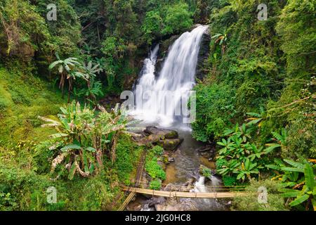 Luftaufnahme eines großen Wasserfalls im tropischen Wald von Doi Inthanon, Thailand Stockfoto