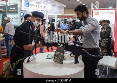 Neu Delhi, Neu Delhi, Indien. 6.. Juli 2022. Ein Aussteller erklärt die Arbeit eines Sniper Rifle an einem Stand während der International Police Expo 2022 in Neu Delhi. (Bild: © Kabir Jhangiani/Pacific Press via ZUMA Press Wire) Bild: ZUMA Press, Inc./Alamy Live News Stockfoto