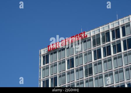 Hamburg, Deutschland 22. Juni 2022, das Markenlogo des deutschen Nachrichtenmagazins „der Spiegel“ vor der Zentrale in Hamburg Stockfoto