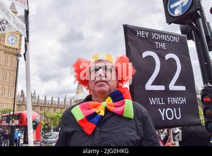 London, Großbritannien. 6.. Juli 2022. Anti-Boris Johnson und Anti-Brexit-Demonstranten versammelten sich vor dem Parlament, als Rücktritte die Tory-Regierung erschüttern und der Druck auf Johnson zum Rücktritt anhäuft. Kredit: Vuk Valcic/Alamy Live Nachrichten Stockfoto