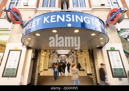 Die Kensington High Street ist die Haupteinkaufsstraße in Kensington, London Stockfoto